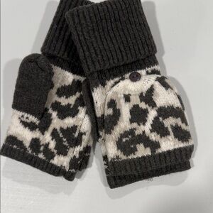 Aerie Black and White Knit Mittens